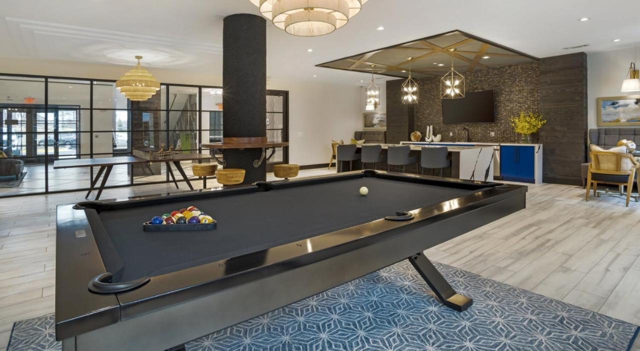 Grand Luxury Premium Vaulted Ceilings Apartment Woodbridge Luaran gambar