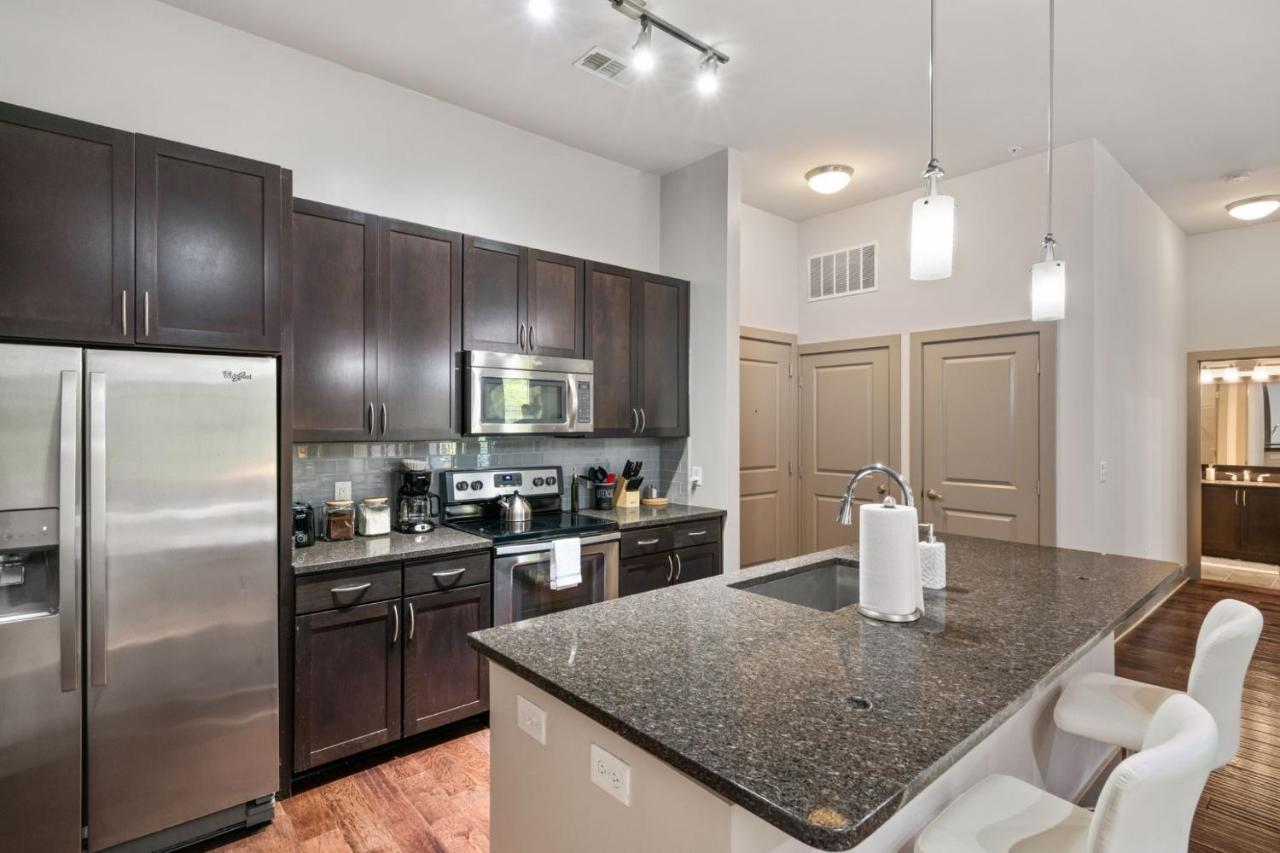 Grand Luxury Premium Vaulted Ceilings Apartment Woodbridge Luaran gambar