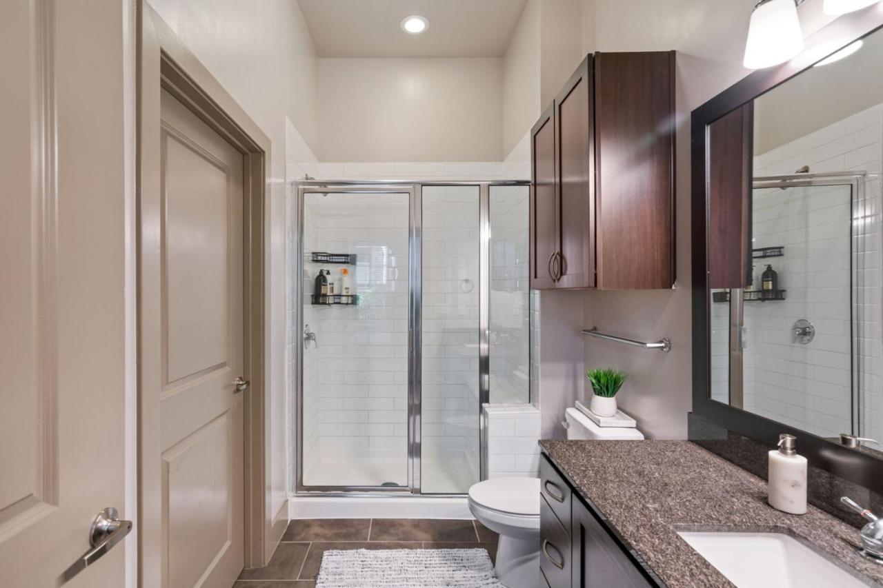 Grand Luxury Premium Vaulted Ceilings Apartment Woodbridge Luaran gambar