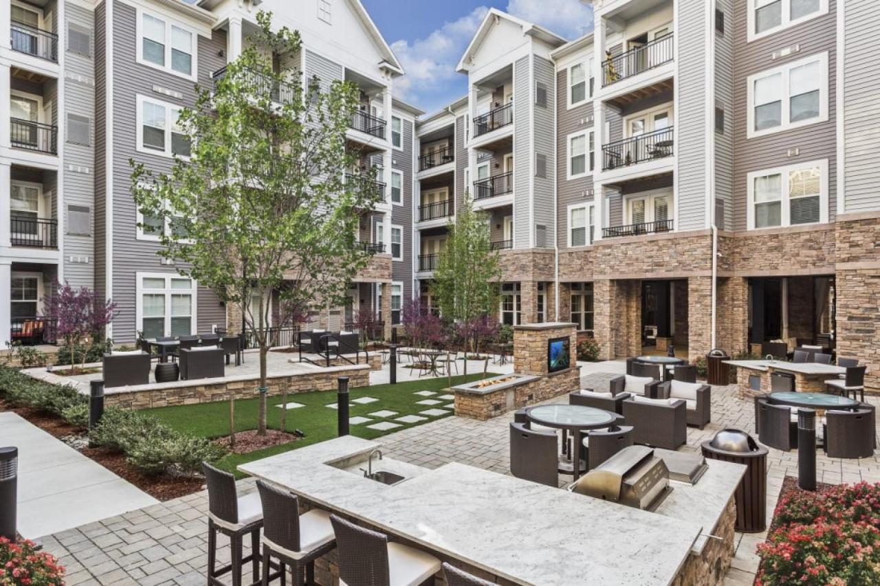 Grand Luxury Premium Vaulted Ceilings Apartment Woodbridge Luaran gambar